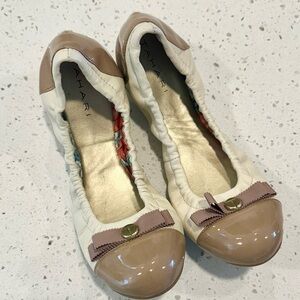 Tahari Gibson Cream and Tan Ballet Flats - Size: 6.5